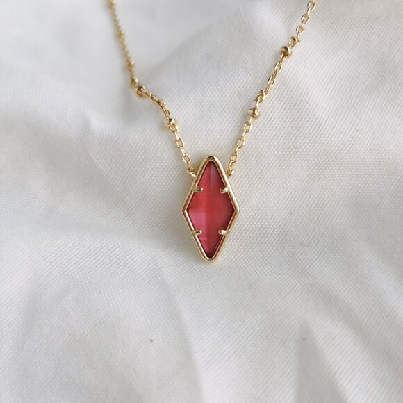 Kendra Scott Kinsley Raspberry Illusion Gold Short Pendant Necklace - Picture 4 of 5